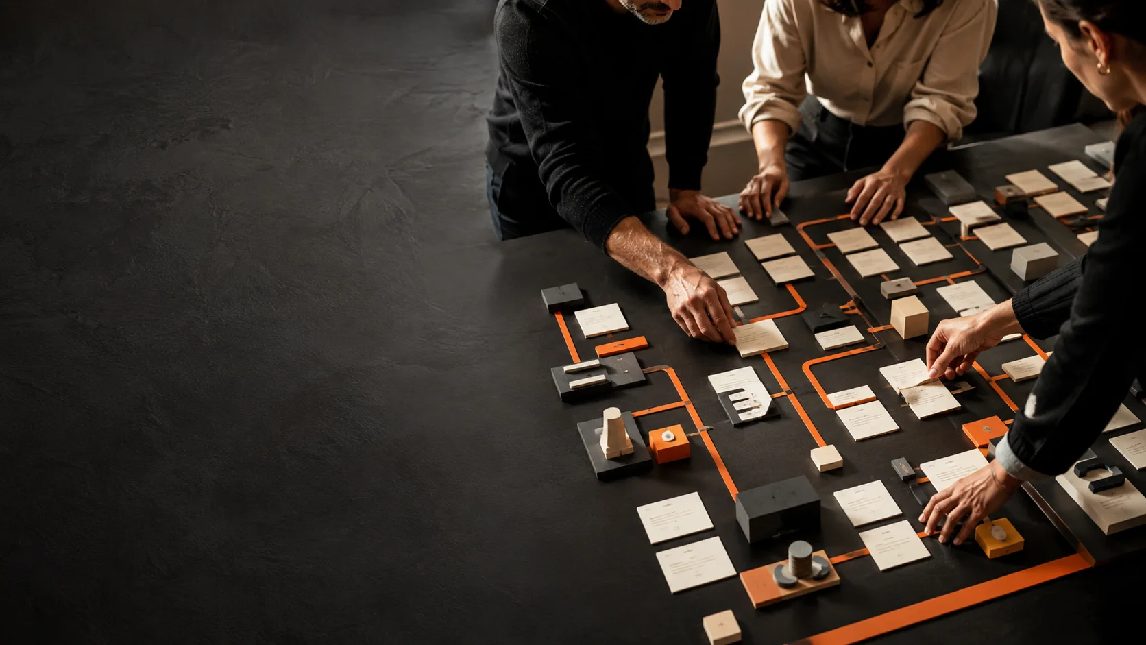 Equipo diseñando un flujo de trabajo conectado a la medida